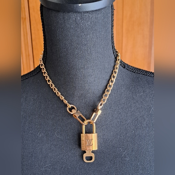 Louis Vuitton Lock and Key #342 and 16" unmarked chain - Picture 4 of 8